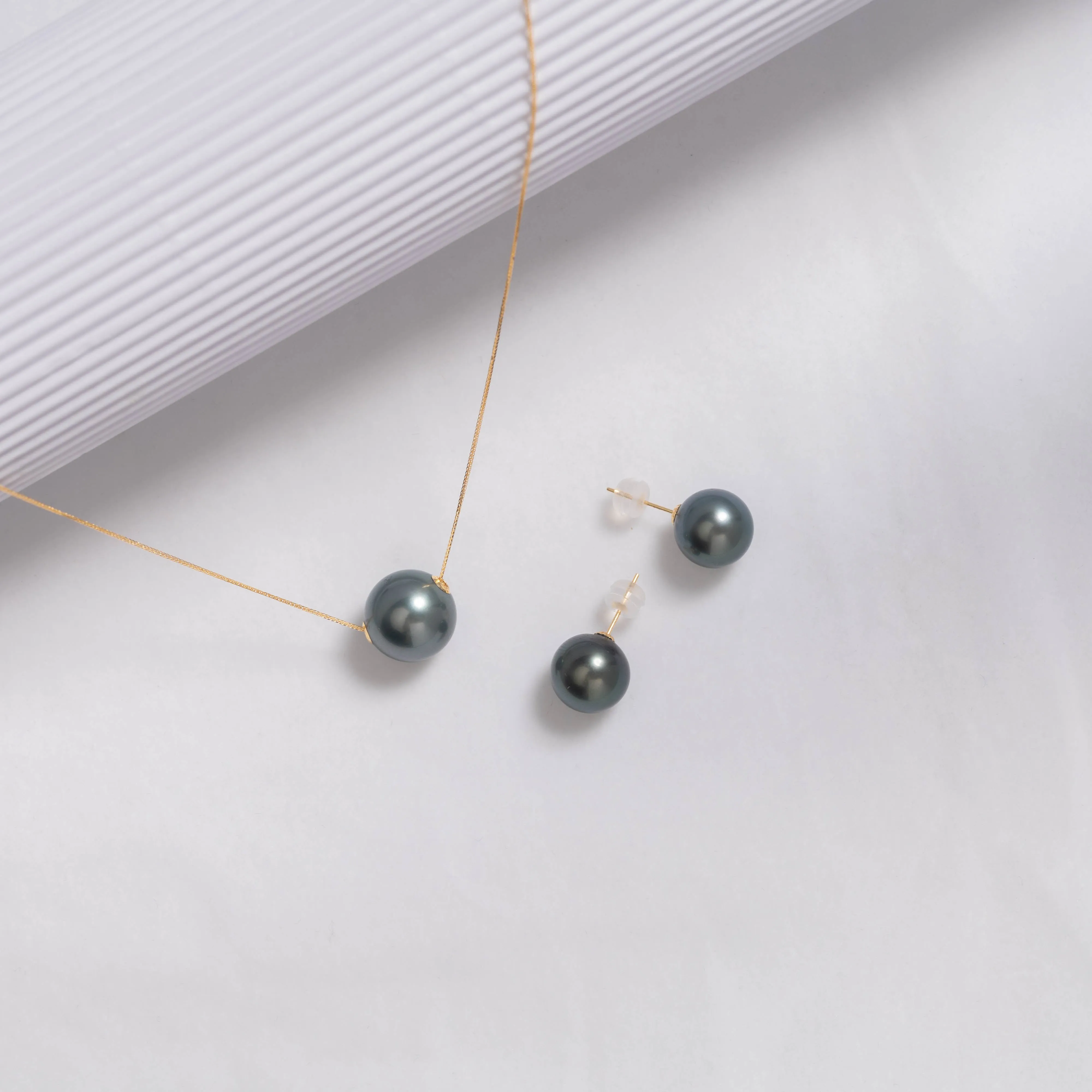 18K Gold﻿ Top Lustre Tahitian Pearl Stud Earrings KE00186