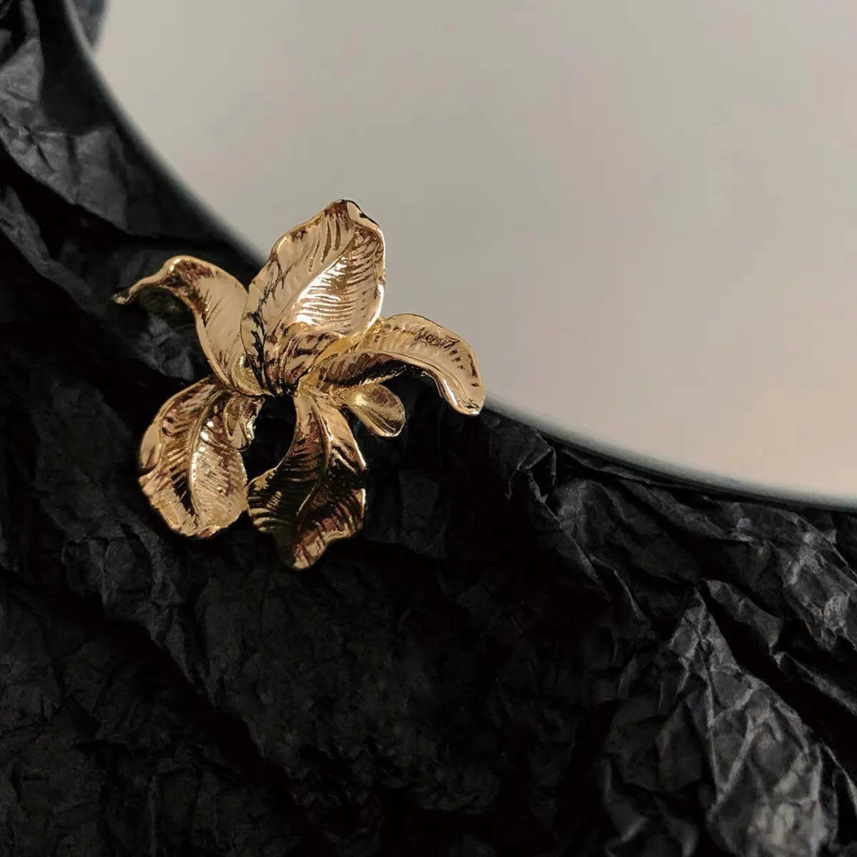 Chic Iris Earring