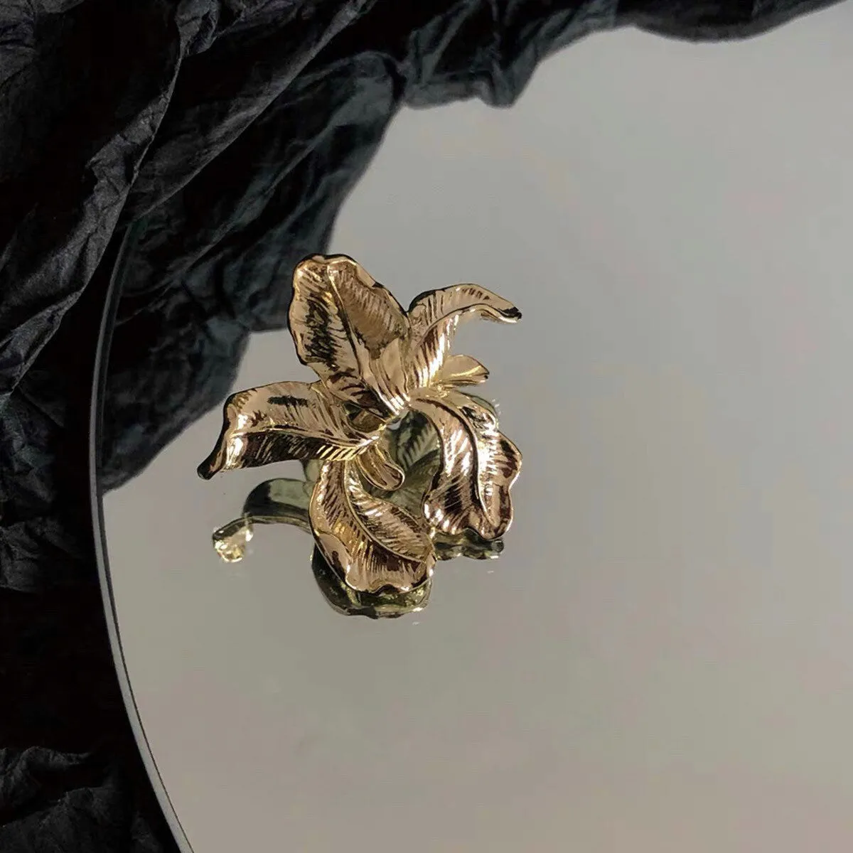 Chic Iris Earring