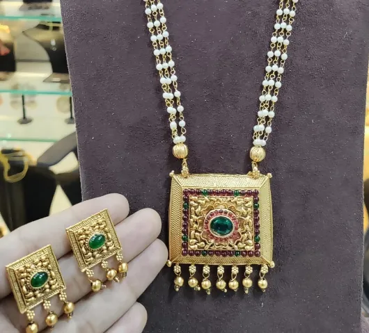 Enchanting Opulent Pendant & Earrings Set For Women