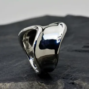 Evolution Ring Bold Beauty: A Thick and Artistic Ring with a Stunning Design