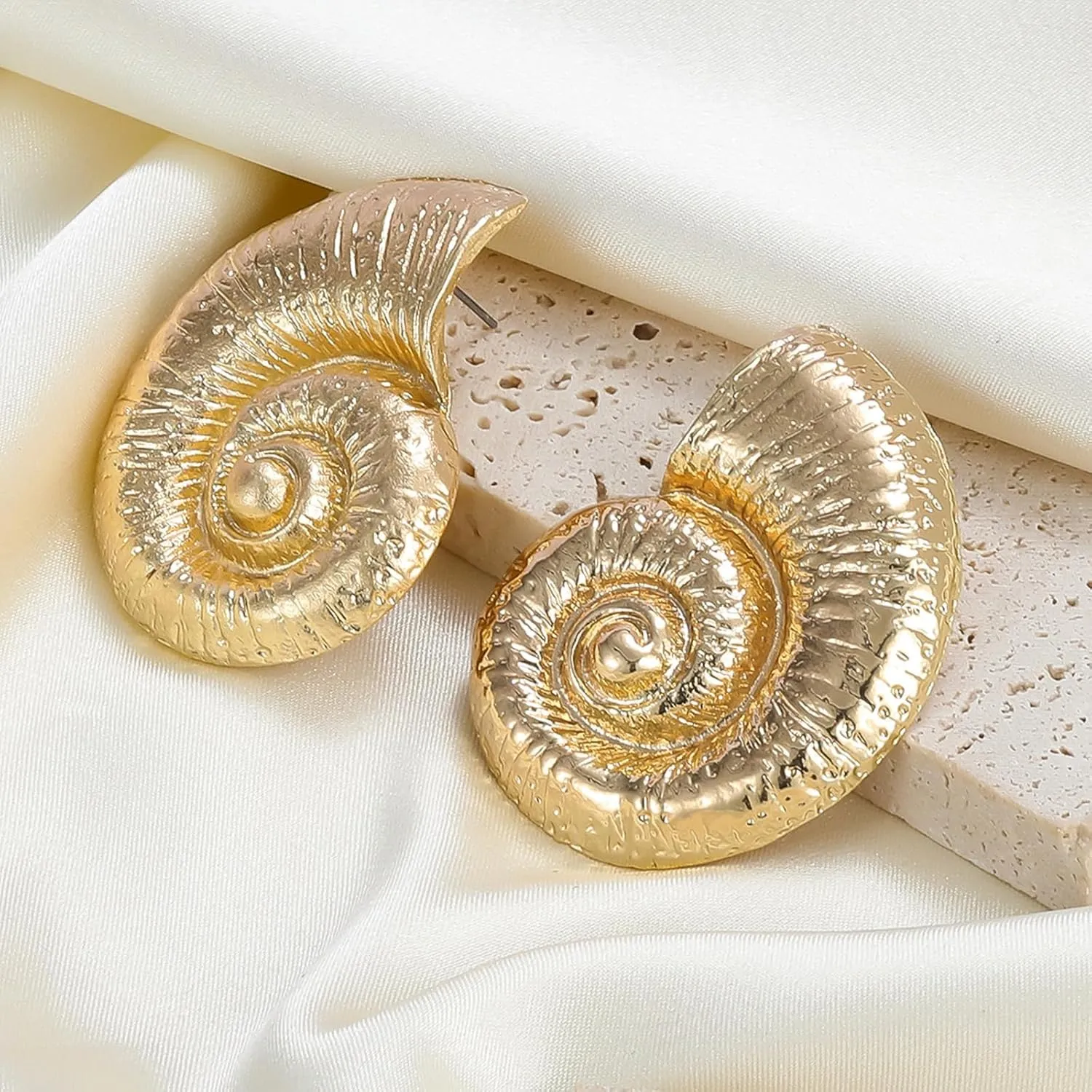 Gold Conch Stud Earrings for Women, 18k Gold Plated Big Conch Starfish Earring Chunky Statement Ocean Seashell Stud Earrings Boho Beach Earrings For Women Trendy