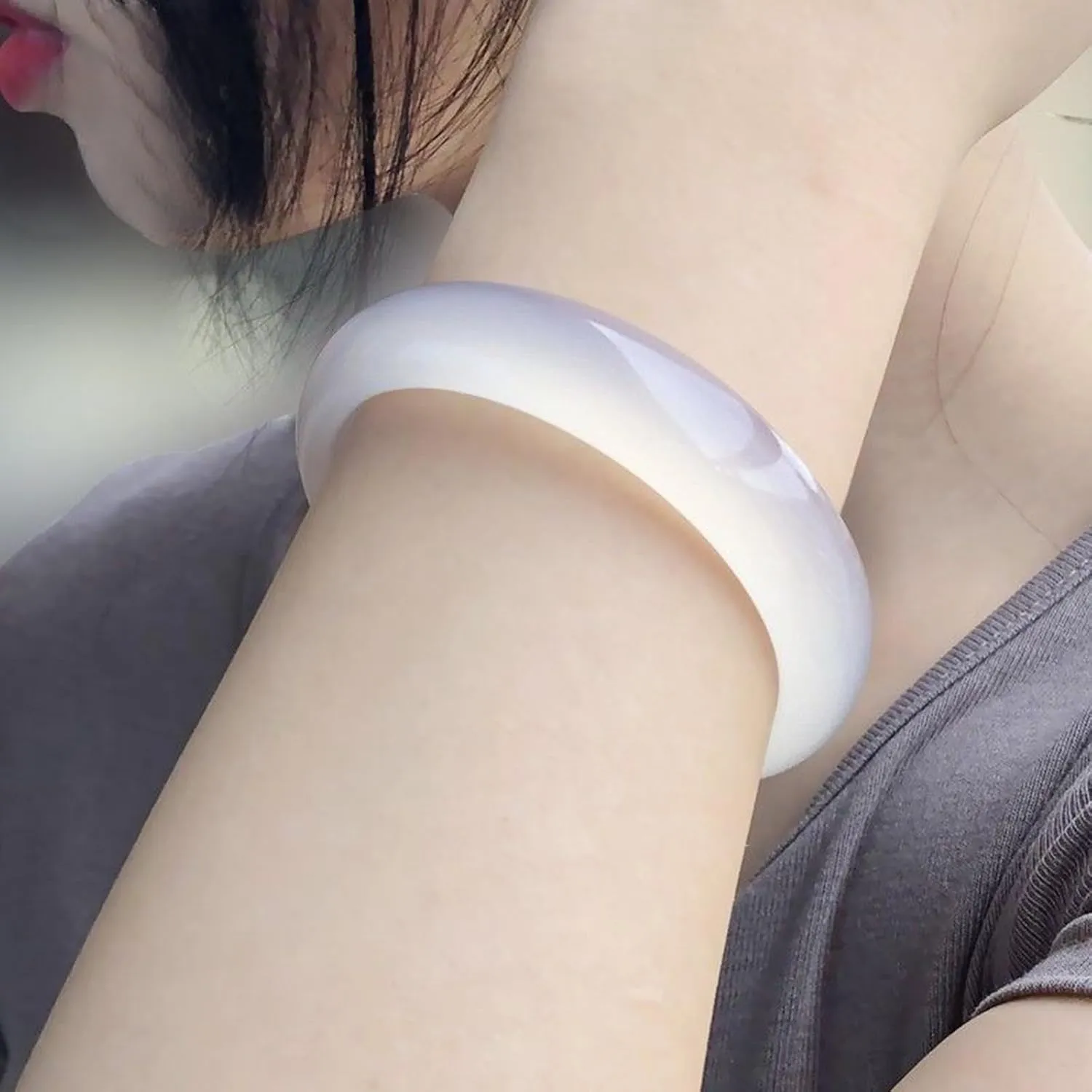 Green Jade Bangle Bracelet for Women Water Moisturizing and Ice Transparent White Agate Bracelet with Gloss
